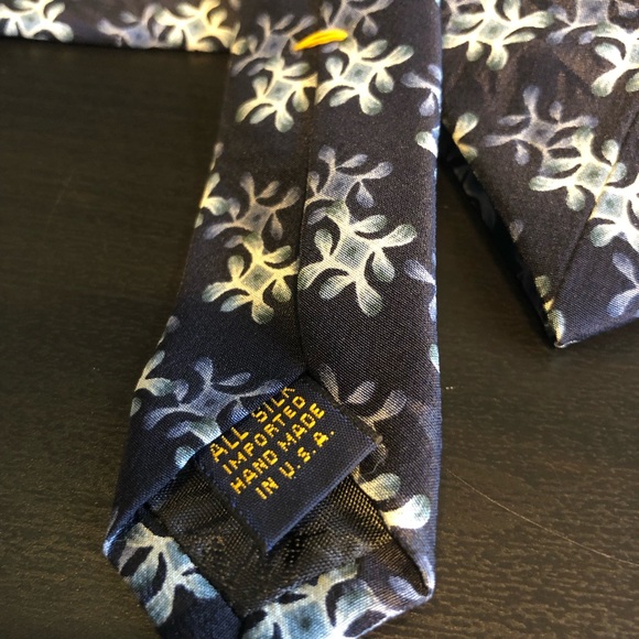 XMI Silk Tie PERFECT for winter ❄️ - Picture 6 of 6